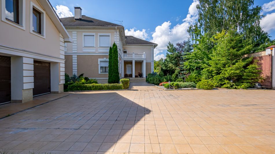 Классический дом в Славково