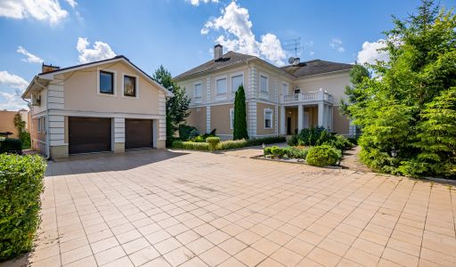 Классический дом в Славково