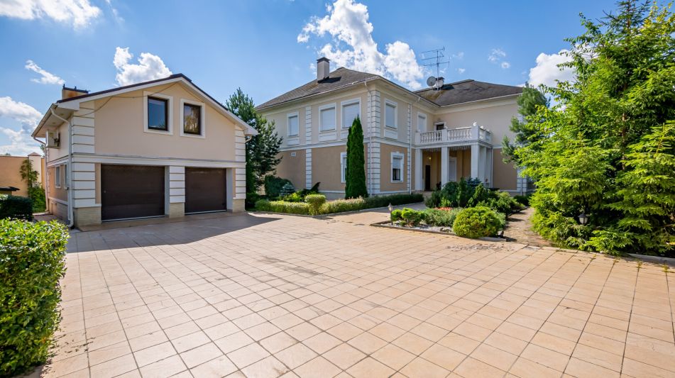 Классический дом в Славково