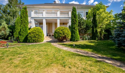 Классический дом в Славково