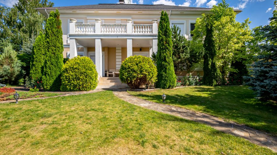 Классический дом в Славково