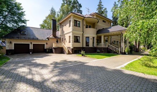 Дом с бассейном в КП Сосновый бор