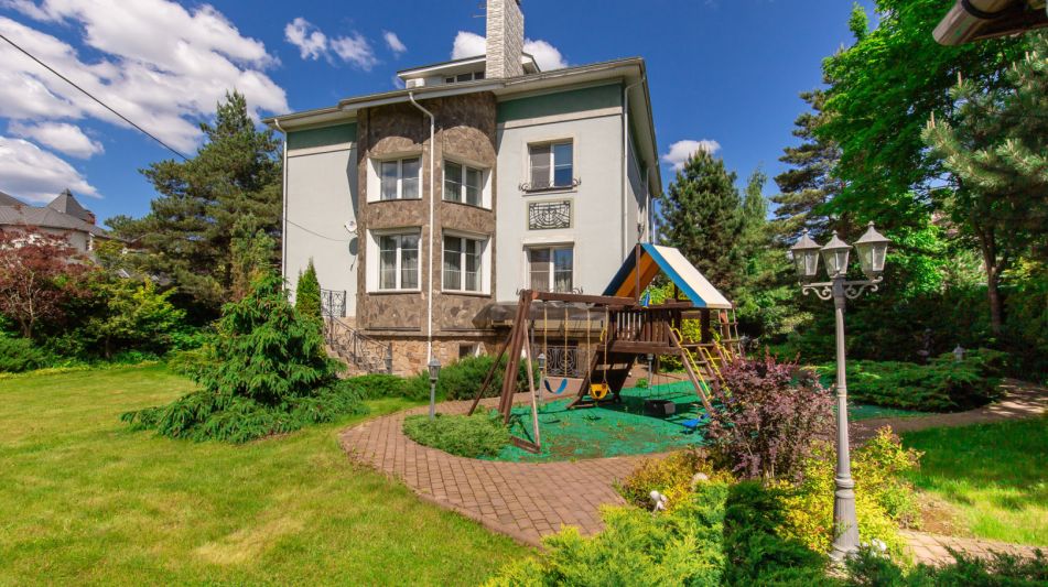 Дом с отделкой в КП Береста