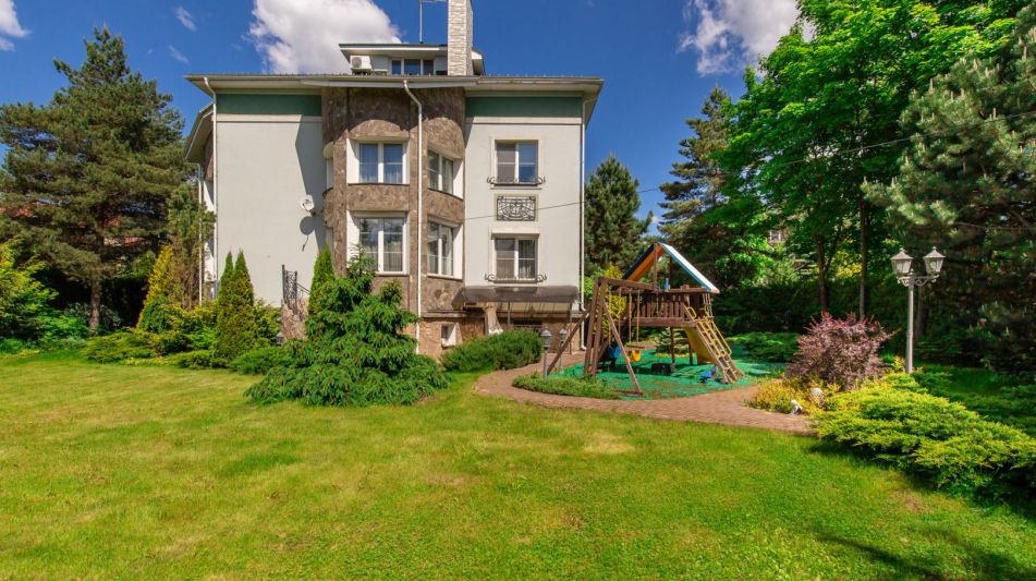 Дом с отделкой в КП Береста