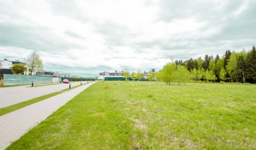 Прилесной участок в гольф Пестово