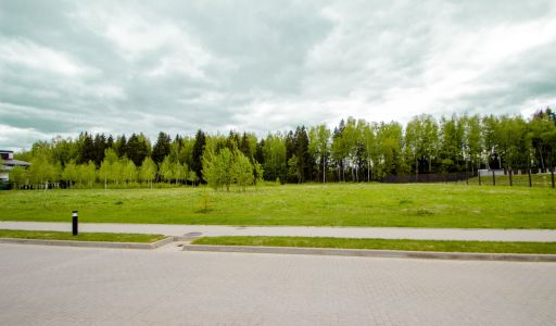 Прилесной участок в гольф Пестово