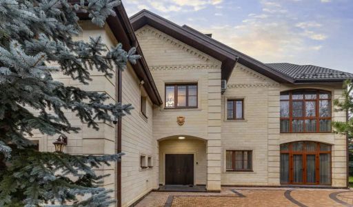 Дом с бассейном в ТСН Успенское