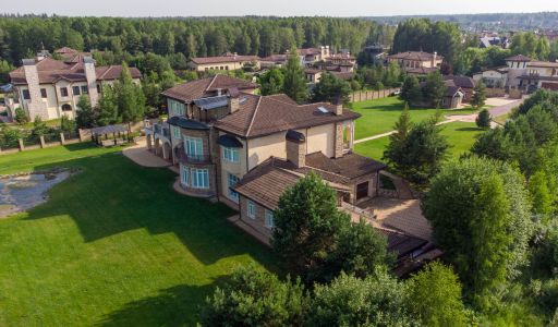 Вилла на берегу в поселке Пестово