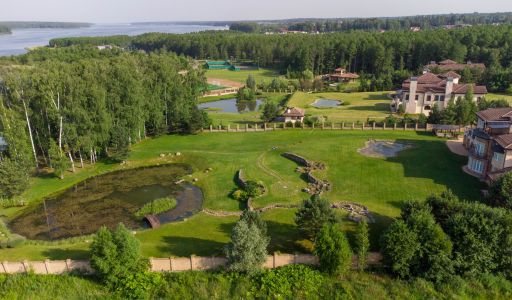 Вилла на берегу в поселке Пестово