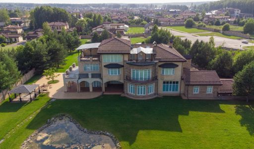 Вилла на берегу в поселке Пестово