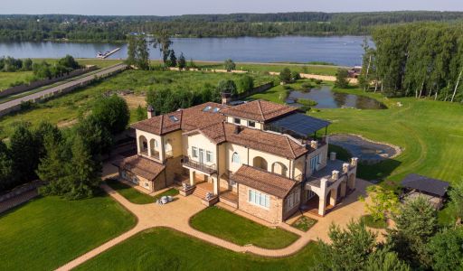 Вилла на берегу в поселке Пестово