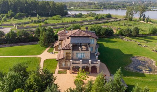 Вилла на берегу в поселке Пестово