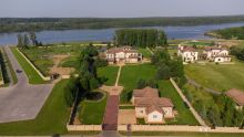 Вилла на берегу в поселке Пестово