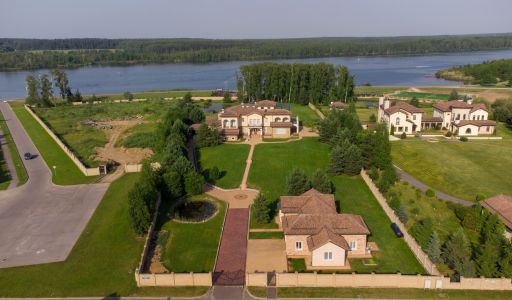 Вилла на берегу в поселке Пестово