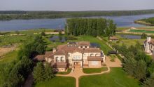 Вилла на берегу в поселке Пестово