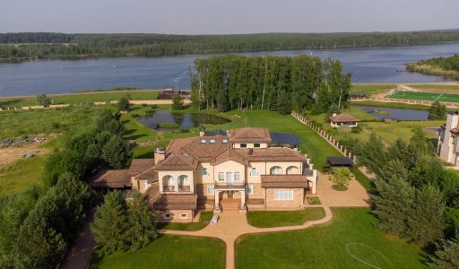 Вилла на берегу в поселке Пестово