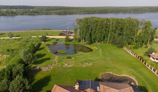 Вилла на берегу в поселке Пестово