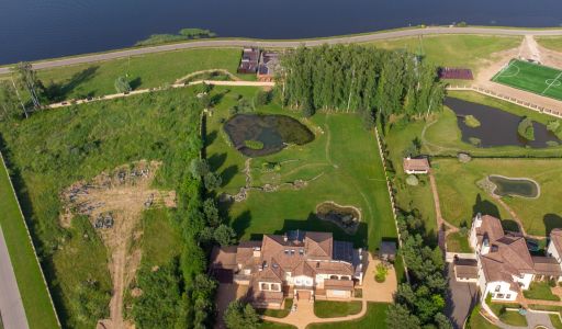 Вилла на берегу в поселке Пестово