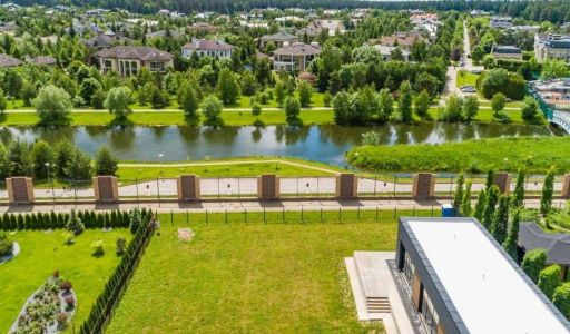 Дом в Миллениуме с видом на воду