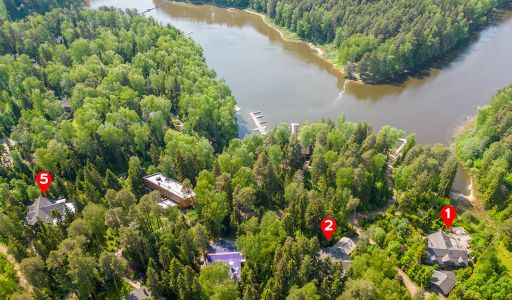 Дом в аренду у воды в лесу
