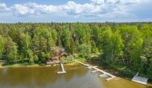 Дом в аренду у воды в лесу