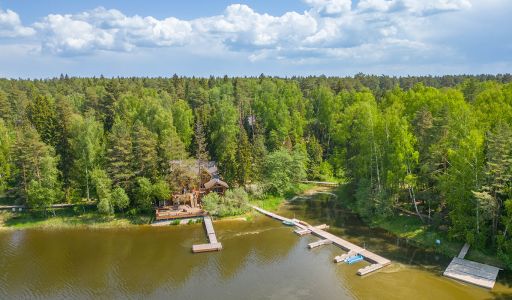Дом в аренду у воды в лесу