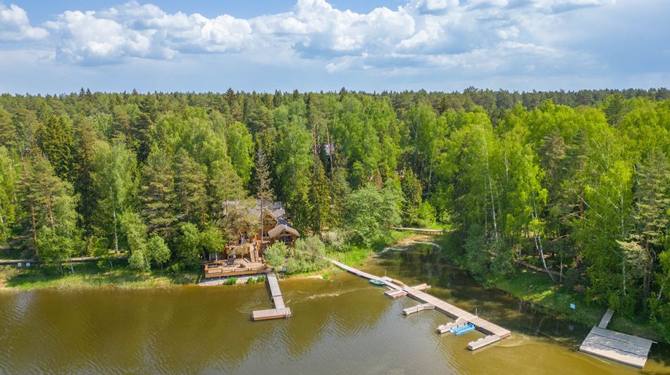Дом в аренду у воды в лесу