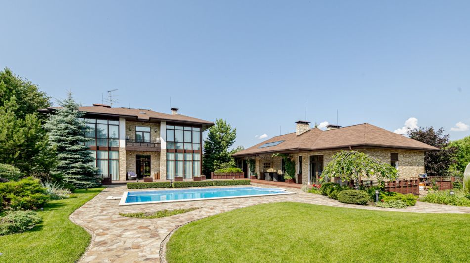 Дом с бассейном в КП Променад