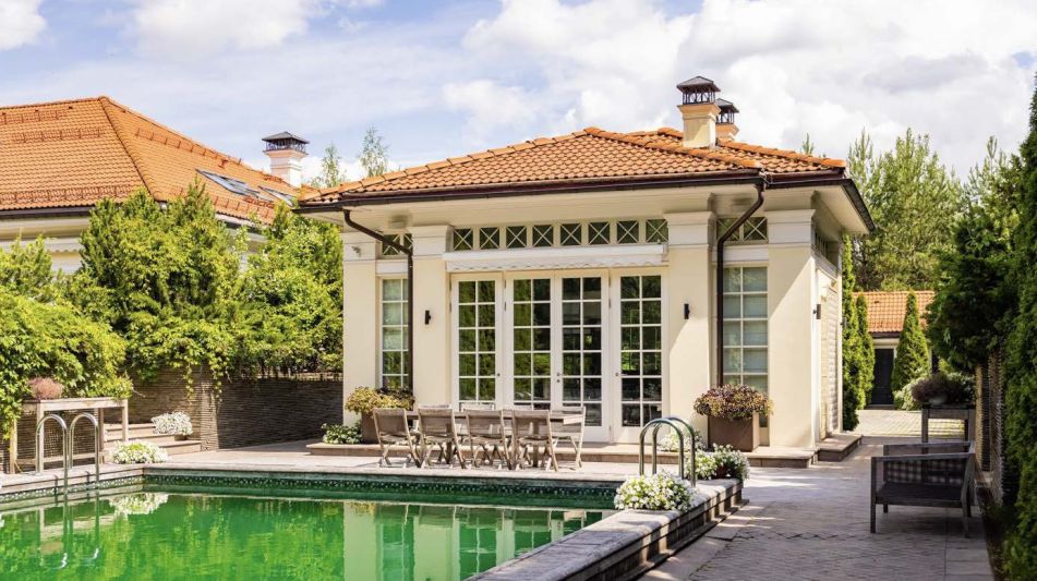 Дом с бассейном в Ивакино