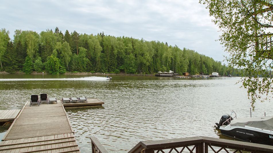 Дом у воды в КП Новое время