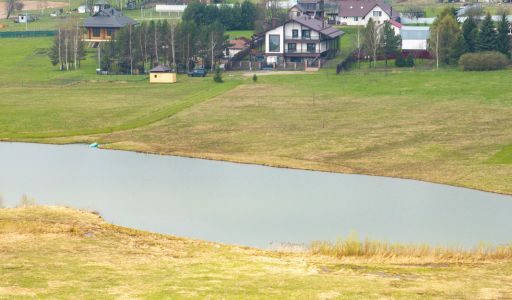 Земля на берегу озера в Можайске