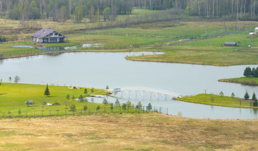 Земля на берегу озера в Можайске