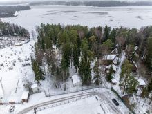 Участок с лесом и причалом у воды