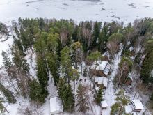 Участок с лесом и причалом у воды