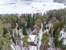 Участок с лесом и причалом у воды