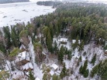 Участок с лесом и причалом у воды