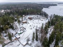 Участок с лесом и причалом у воды