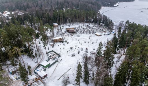 Участок с лесом и причалом у воды