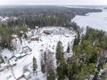 Участок с лесом и причалом у воды