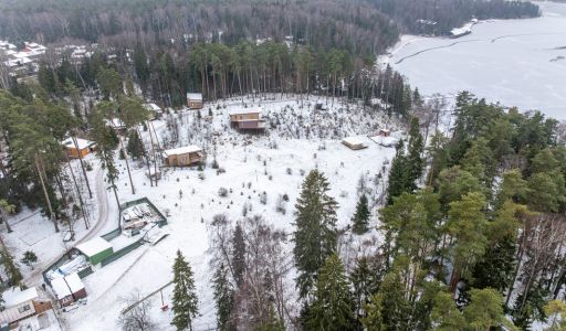 Участок с лесом и причалом у воды