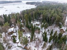 Участок с лесом и причалом у воды