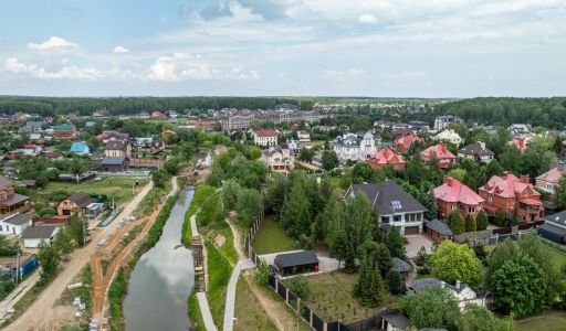 Дом на берегу в п. Вешки