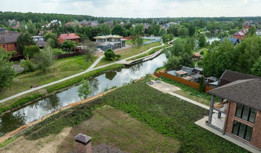Дом на берегу в п. Вешки