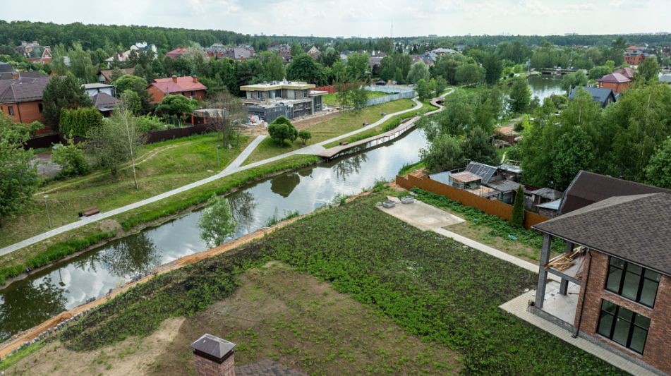 Дом на берегу в п. Вешки