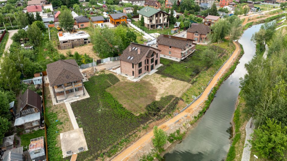 Дом на берегу в п. Вешки