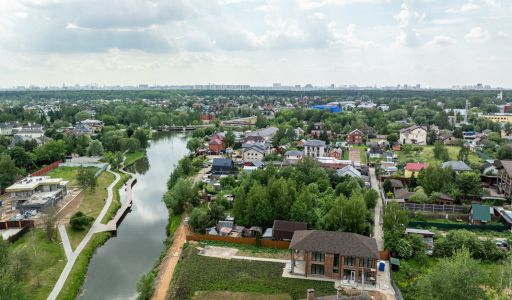 Дом на берегу в п. Вешки
