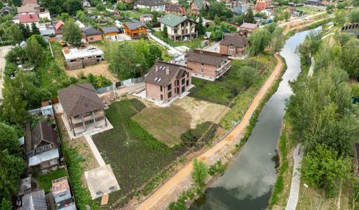 Дом на берегу в п. Вешки