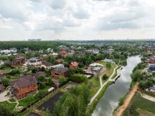 Дом на берегу в п. Вешки