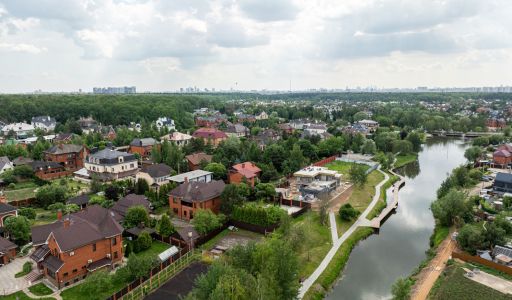 Дом на берегу в п. Вешки