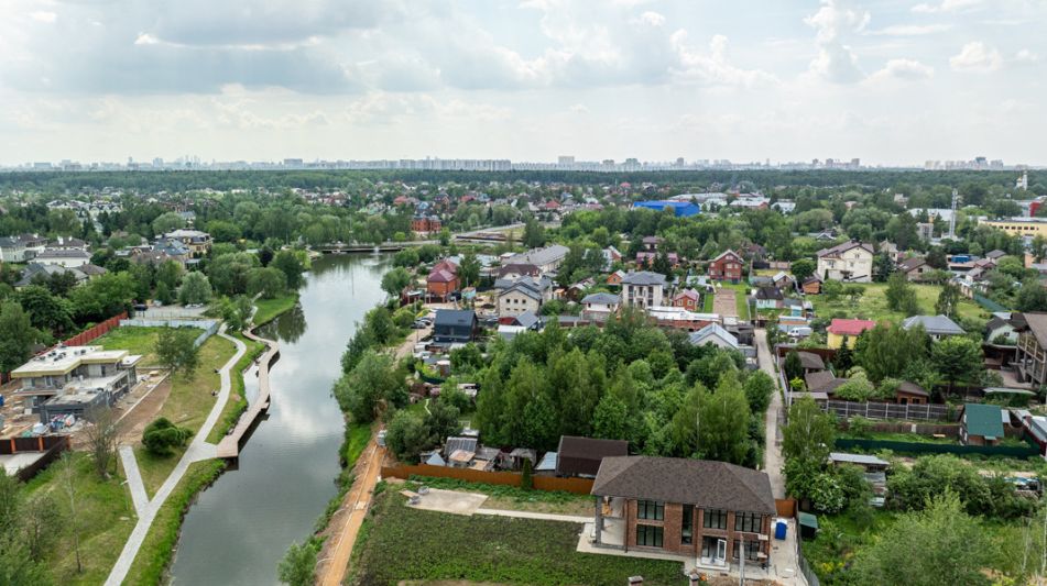 Дом на берегу в п. Вешки